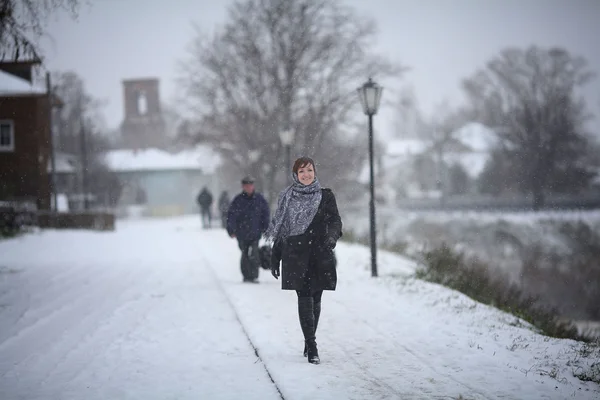 Красивая русская девушка холодной зимой в национальном шарфе — стоковое фото