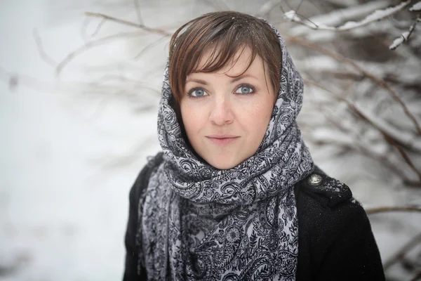 러시아 스카프에 여자 — 스톡 사진