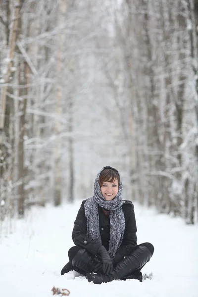 Frau mit russischem Schal — Stockfoto