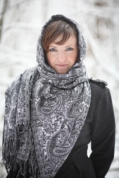 Donna in sciarpa russa — Foto Stock