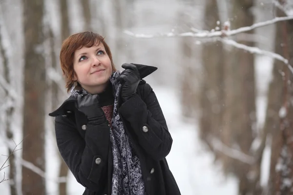 Giovane donna in una foresta invernale con neve. Natale! — Foto Stock