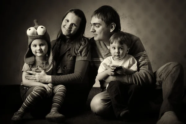 Portrait of a family of four, mom dad daughter and son, with you — Stock Photo, Image