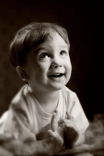Retrato de um menino surpreso — Fotografia de Stock
