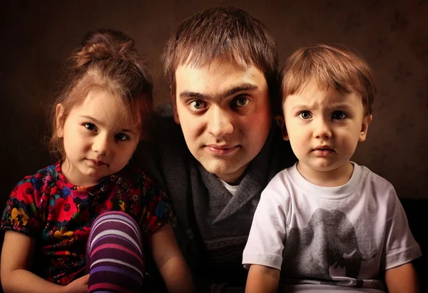 Retrato de un padre de familia hija e hijo, con niños pequeños —  Fotos de Stock