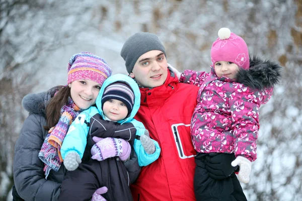 Komplett familj med barn gå i vinter — Stockfoto