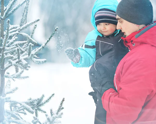 Far promenader i vintern i gatan med sin lilla son — Stockfoto