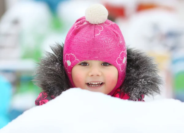 Niña jugando en la nieve, retrato — Foto de Stock