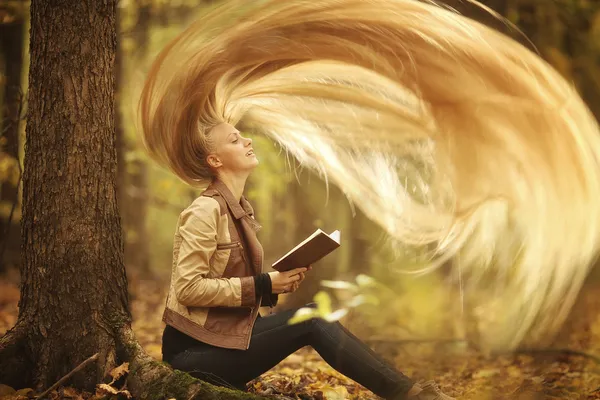 Rapunzel com cabelo loiro muito longo — Fotografia de Stock