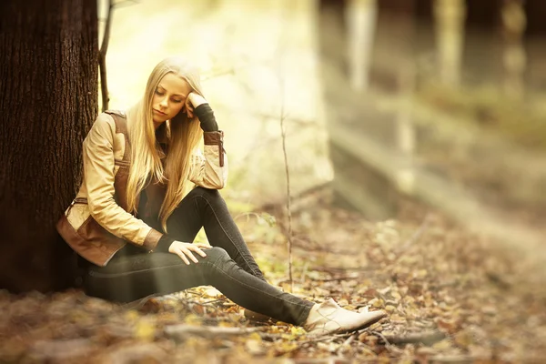 Schöne junge Mädchen im herbstlichen Wald — Stockfoto