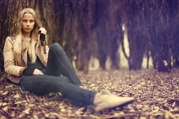 Krásná mladá dívka v podzimním lese — Stock fotografie