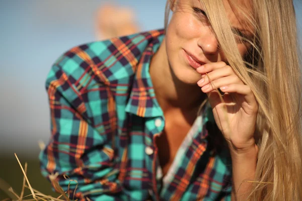 Mladá krásná blondýnka v seně venkovní — Stock fotografie