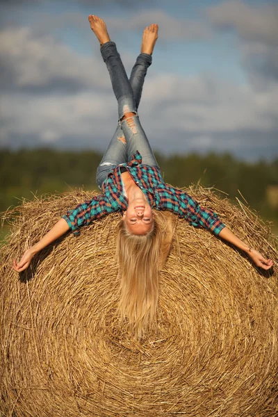 Молодая красивая блондинка на свежем воздухе — стоковое фото