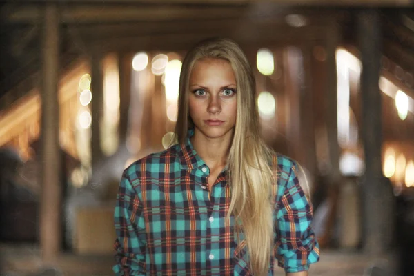 Schöne geheimnisvolle junge Frau auf dem Dachboden in einem Holzhaus mit Geistern — Stockfoto