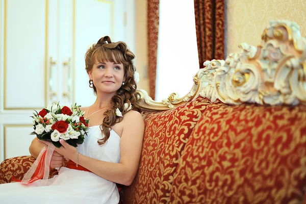 Novia con un ramo de bodas — Foto de Stock
