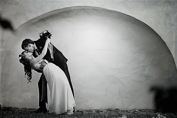 Танец жениха и невесты на свадьбе — стоковое фото