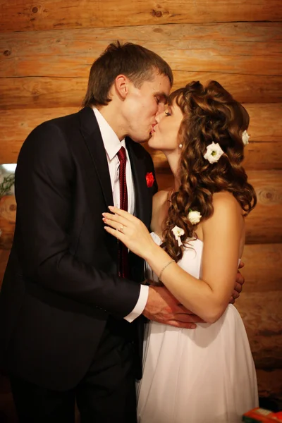 Bride and groom kissing in the village — Stock Photo, Image