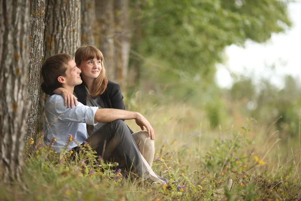 Mann und Frau umarmen sich in der Natur — Stockfoto