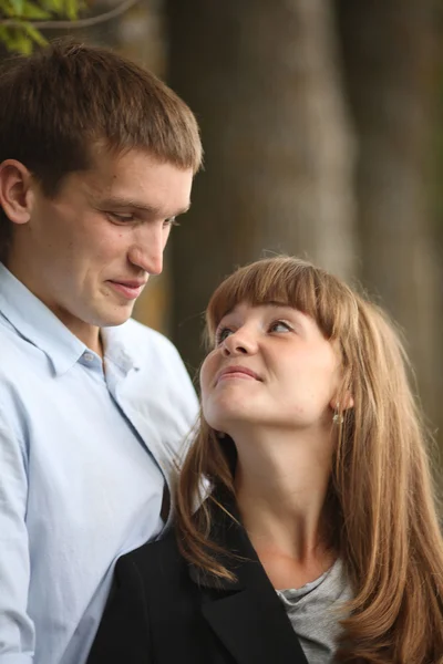 Abrazando y besando joven chico y chica en la naturaleza — Foto de Stock