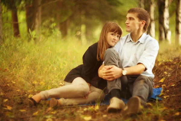 Man and woman embracing in nature — Stock Photo, Image