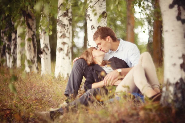 Embracing and kissing young guy and girl on nature — Stock Photo, Image