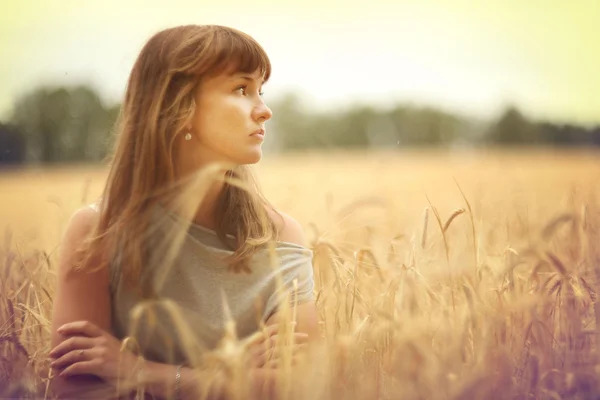 Portrait d'une fille dans un champ de blé — Photo