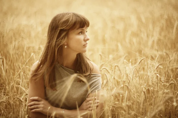 Portrait d'une fille dans un champ de blé — Photo