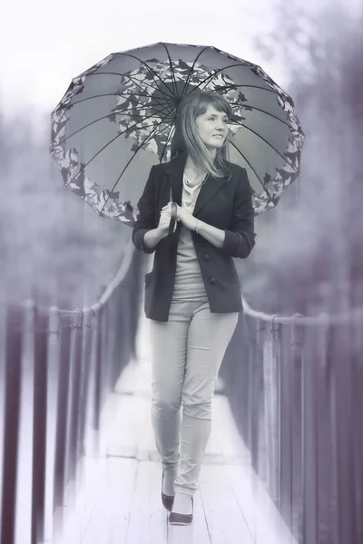 Mujer joven bajo un paraguas en tonos de gris —  Fotos de Stock