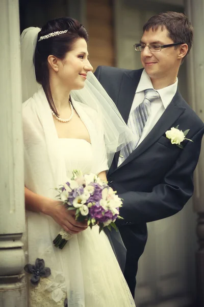 Genç aile, düğün, yeni evliler — Stok fotoğraf