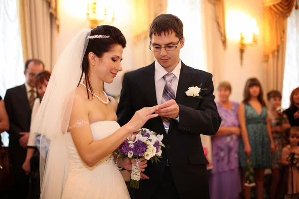 Ung familj, bröllop, nygifta — Stockfoto