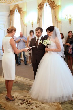 Düğün Rusya, gelin ve damat onların düğün giysileri kayıt ofisi