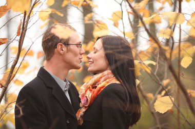 genç erkek ve kadın sonbahar orman