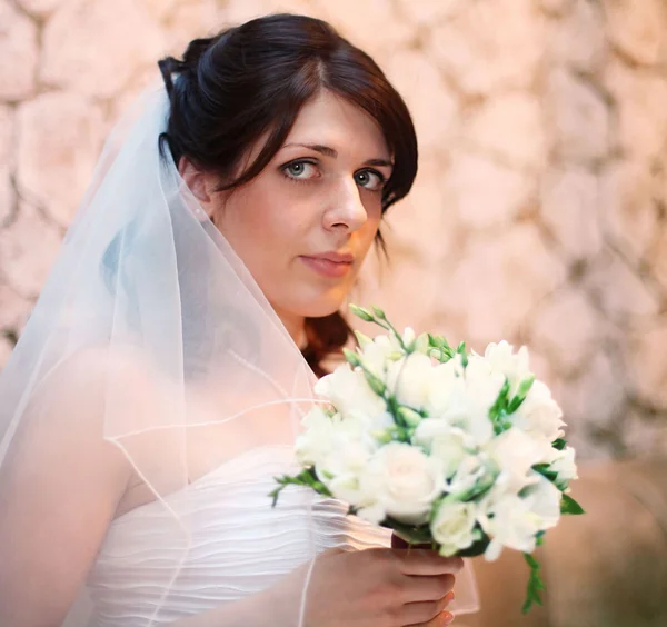 Portret panny młodej na weselu, w białej sukni z kwiatami — Zdjęcie stockowe