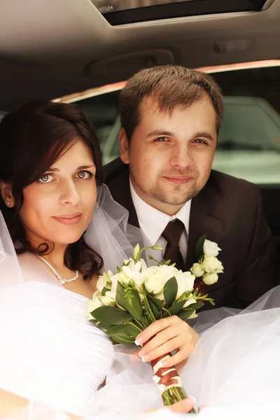 Retrato de un hombre y una mujer adultos enamorados en la boda —  Fotos de Stock