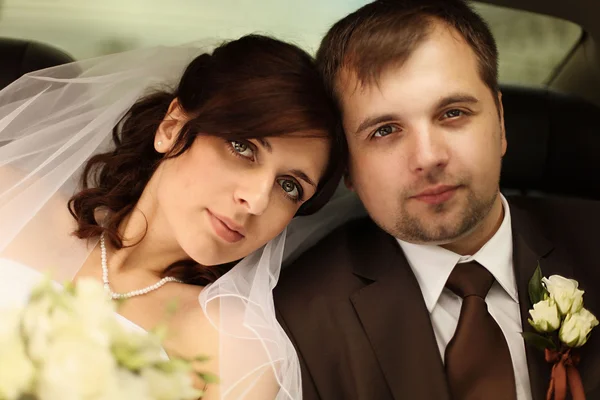 Портрет влюбленного мужчины и женщины на свадьбе — стоковое фото