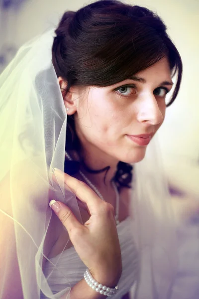 Retrato de la novia en una boda, en un vestido blanco con flores — Foto de Stock