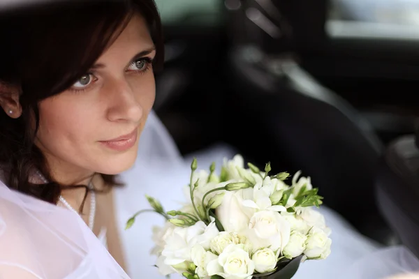 Πορτρέτο της νύφης σε ένα γάμο, σε ένα λευκό φόρεμα με λουλούδια — Φωτογραφία Αρχείου