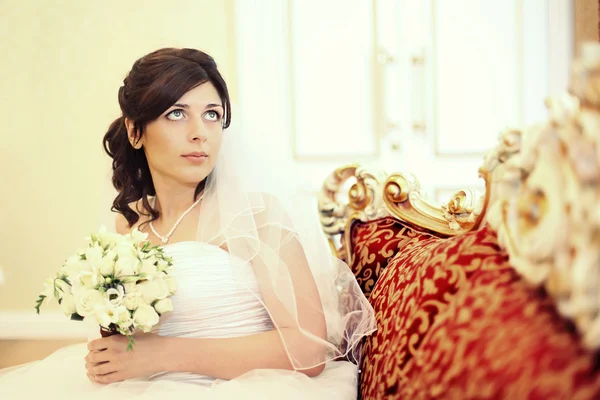 Portrait de la mariée à un mariage, dans une robe blanche avec des fleurs — Photo