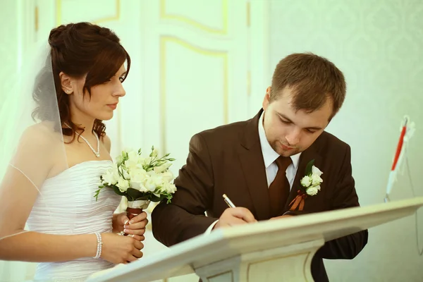 Boda en Rusia, la novia y el novio en su ropa de boda en la oficina de registro — Foto de Stock