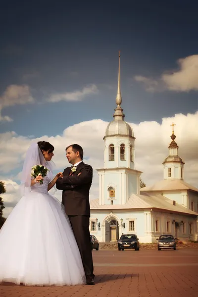 Mooie bruid en bruidegom lopen rond de stad — Stockfoto