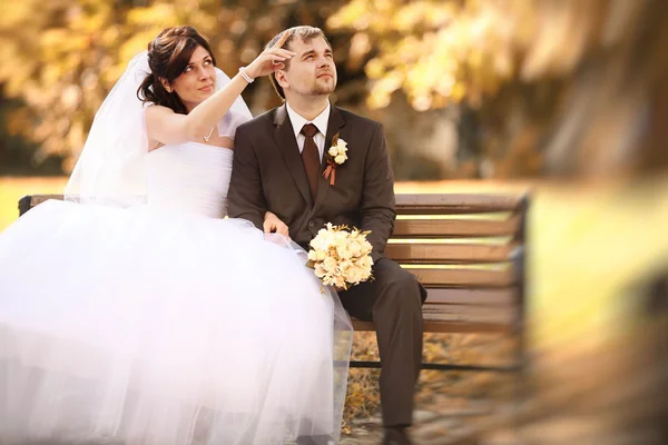 Porträt eines erwachsenen Mannes und einer verliebten Frau bei der Hochzeit — Stockfoto