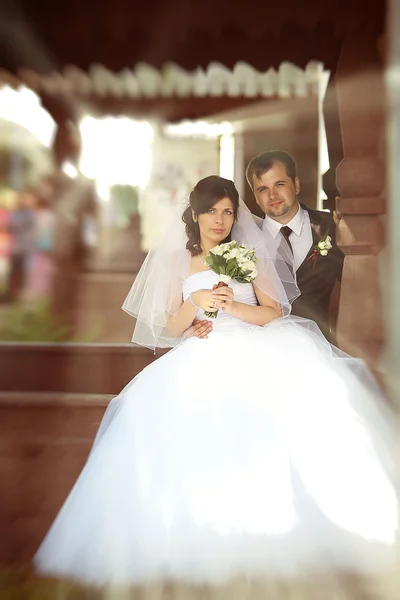 Retrato de un hombre y una mujer adultos enamorados en la boda — Foto de Stock