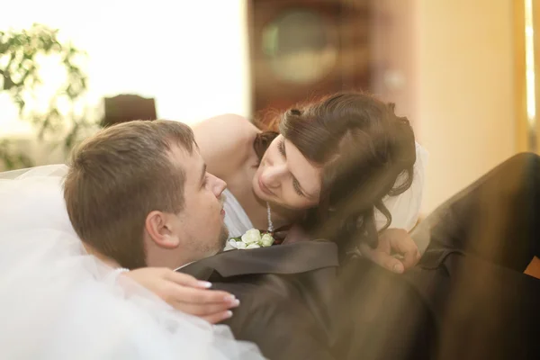 Retrato de un hombre y una mujer adultos enamorados en la boda — Foto de Stock
