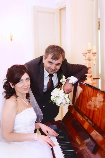 Retrato de un hombre y una mujer adultos enamorados en la boda —  Fotos de Stock