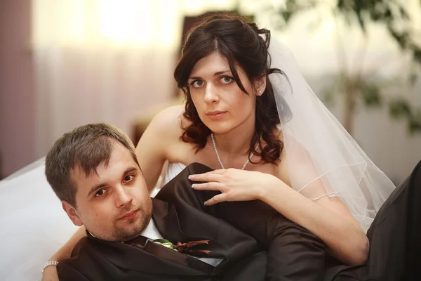 Portret dorosły mężczyzna i kobieta w miłości na weselu — Zdjęcie stockowe