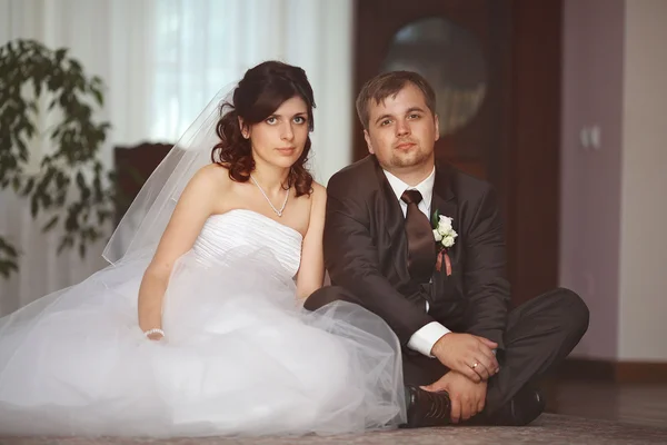 Retrato de um homem e mulher adultos apaixonados no casamento — Fotografia de Stock