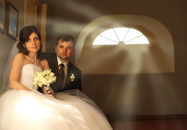 Retrato de un hombre y una mujer adultos enamorados en la boda —  Fotos de Stock