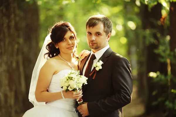 Giovane sposa e sposo a un matrimonio nel parco estivo — Foto Stock