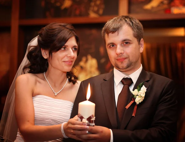 Retrato de un hombre y una mujer adultos enamorados en la boda —  Fotos de Stock