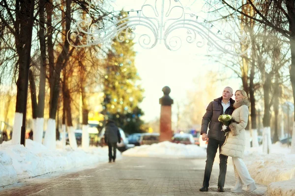 Hombre y mujer caminando en la calle en la boda de invierno — Foto de Stock