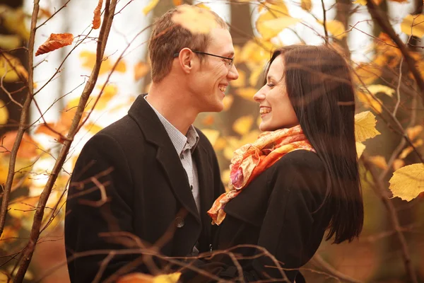 Mladí milenci muž a žena v podzimním lese — Stock fotografie